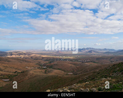 Blick von Betancuria massiv ländlichen Parque in Tefia Plain Fuerteventura Kanarische Inseln auf einen schönen Winter Tag Wetter blauen Himmel Stockfoto