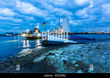 Auto und Fußgänger Fähre, Rhein, Kohle-Kraftwerk Duisburg-Walsum, Deutschland Stockfoto