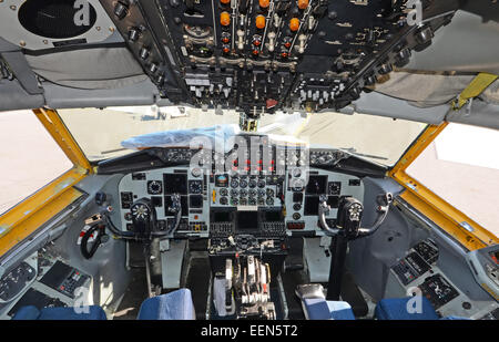 Militärische Luft-Tanker-Cockpit-Ansicht von uns Luftwaffe KC-135 Stockfoto