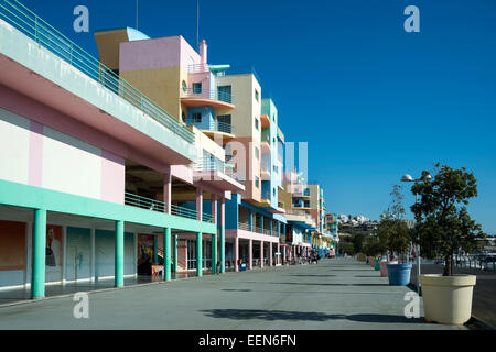Pastellfarben Ferien Wohnungen, Geschäfte und Bars in Albufeira Marina in Portugal Stockfoto