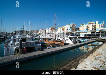 Yachten ankern in Albufeira Marina in der Algarve-Portugal Stockfoto