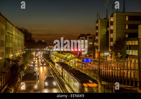 Rush Hour, starken Verkehr auf der Autobahn A40, Autobahn, am Abend, Innenstadt von Essen, Deutschland Stockfoto