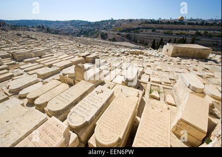 Alte jüdische Gräber auf dem Ölberg in Jerusalem Stockfoto