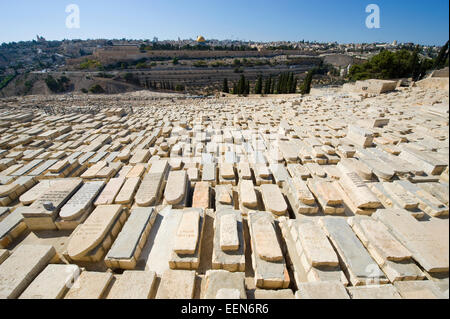 Alte jüdische Gräber auf dem Ölberg in Jerusalem Stockfoto