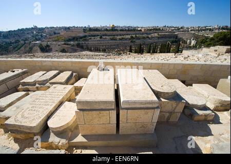 Alte jüdische Gräber auf dem Ölberg in Jerusalem Stockfoto