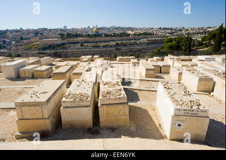 Alte jüdische Gräber auf dem Ölberg in Jerusalem Stockfoto