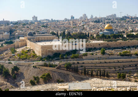 Der Tempelberg mit der al-Aqsa-Moschee und der Felsendom vom Ölberg aus gesehen Stockfoto