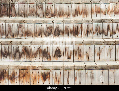 Alten schäbigen Holztreppe. Für den Einsatz als Natur Hintergrund. Stockfoto