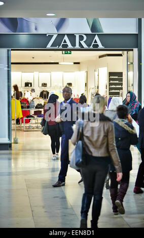 Filiale von Zara-Fashion-Store im Zentrum Clarendon, Oxford Stockfoto