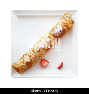 Leckere süße Pfannkuchen gerollt in ein Rohr auf einer weißen quadratischen Platte. Ansicht von oben. Isoliert mit Beschneidungspfad. Stockfoto