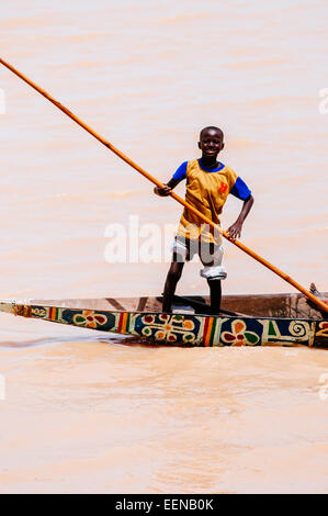 Junge in einem Kanu auf dem Niger, Mopti, Mali. Stockfoto