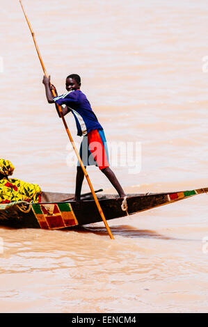 Junge in einem Kanu auf dem Niger, Mopti, Mali. Stockfoto