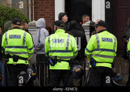 Nationale Frontseite Krawalle in Bolton mit einer großen Anzahl von Polizei, die Erhaltung des Friedens Stockfoto
