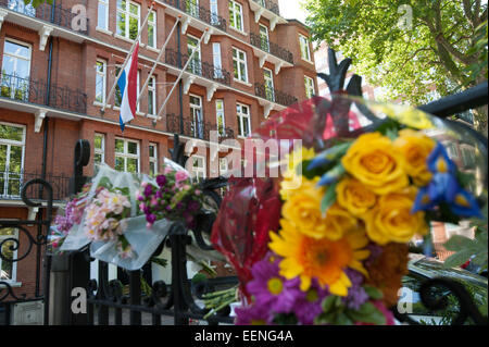 Floral Tribute am Eingang an die niederländische Botschaft in London bleiben einen Tag nach dem Abschuss eines Passagierflugzeuges Malaysian Airlines über die Ukraine, die eine große Anzahl niederländischer Staatsangehöriger durchgeführt.  Mitwirkende: Wo sehen: London, Vereinigtes Königreich bei: 18 Jul Stockfoto