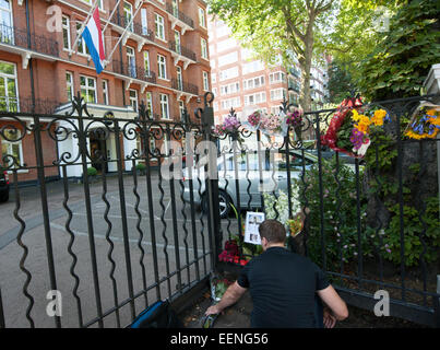 Floral Tribute am Eingang an die niederländische Botschaft in London bleiben einen Tag nach dem Abschuss eines Passagierflugzeuges Malaysian Airlines über die Ukraine, die eine große Anzahl niederländischer Staatsangehöriger durchgeführt.  Mitwirkende: Wo sehen: London, Vereinigtes Königreich bei: 18 Jul Stockfoto