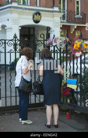 Floral Tribute am Eingang an die niederländische Botschaft in London bleiben einen Tag nach dem Abschuss eines Passagierflugzeuges Malaysian Airlines über die Ukraine, die eine große Anzahl niederländischer Staatsangehöriger durchgeführt.  Mitwirkende: Wo sehen: London, Vereinigtes Königreich bei: 18 Jul Stockfoto