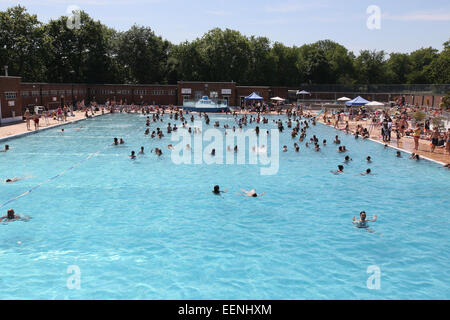 Londoner strömen in das Parlament Hill Felder Lido aus Hampstead Heath, erfrischen Sie sich und genießen die Sonne, wenn die Temperatur steigt auf 32° der heißeste Tag bisher.  Mitwirkende: Atmosphäre wo: London, Vereinigtes Königreich bei: 18. Juli 2014 Stockfoto