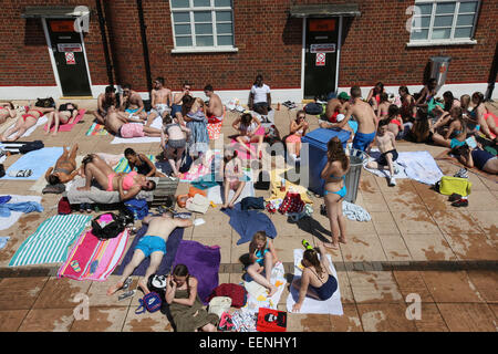 Londoner strömen in das Parlament Hill Felder Lido aus Hampstead Heath, erfrischen Sie sich und genießen die Sonne, wenn die Temperatur steigt auf 32° der heißeste Tag bisher.  Mitwirkende: Atmosphäre wo: London, Vereinigtes Königreich bei: 18. Juli 2014 Stockfoto