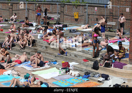 Londoner strömen in das Parlament Hill Felder Lido aus Hampstead Heath, erfrischen Sie sich und genießen die Sonne, wenn die Temperatur steigt auf 32° der heißeste Tag bisher.  Mitwirkende: Atmosphäre wo: London, Vereinigtes Königreich bei: 18. Juli 2014 Stockfoto