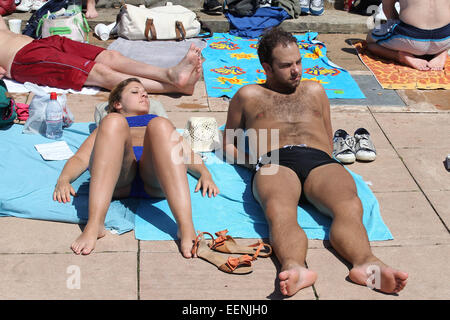 Londoner strömen in das Parlament Hill Felder Lido aus Hampstead Heath, erfrischen Sie sich und genießen die Sonne, wenn die Temperatur steigt auf 32° der heißeste Tag bisher.  Mitwirkende: Atmosphäre wo: London, Vereinigtes Königreich bei: 18. Juli 2014 Stockfoto