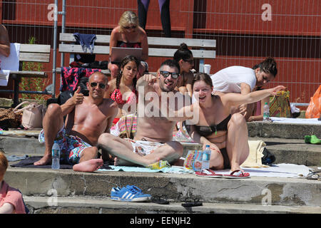 Londoner strömen in das Parlament Hill Felder Lido aus Hampstead Heath, erfrischen Sie sich und genießen die Sonne, wenn die Temperatur steigt auf 32° der heißeste Tag bisher.  Mitwirkende: Atmosphäre wo: London, Vereinigtes Königreich bei: 18. Juli 2014 Stockfoto