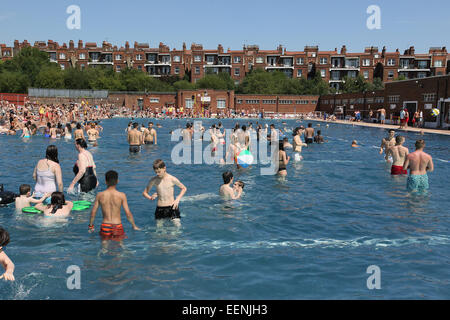 Londoner strömen in das Parlament Hill Felder Lido aus Hampstead Heath, erfrischen Sie sich und genießen die Sonne, wenn die Temperatur steigt auf 32° der heißeste Tag bisher.  Mitwirkende: Atmosphäre wo: London, Vereinigtes Königreich bei: 18. Juli 2014 Stockfoto