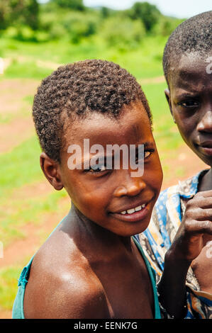 Porträt von zwei Kindern in der Savanne, Mali. Stockfoto