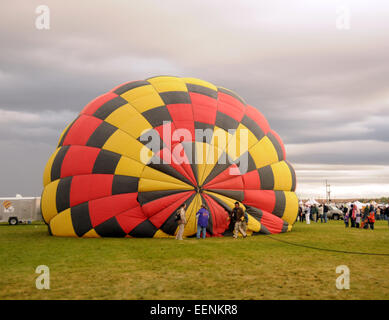 ALBUQUERQUE - Oktober 7: Crew für die Hot Air Balloon Fiesta in Albuquerque, New Mexico am 7. Oktober 2011 vorbereiten. Stockfoto