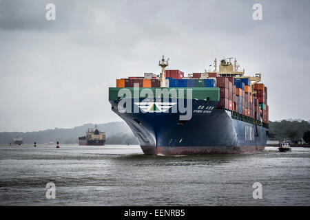 Containerschiffe, die durch den Panamakanal, Panama. Stockfoto