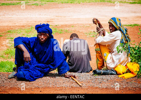 Fulani Hirten ruht in der Savanne, Mali. Stockfoto