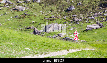 Schild Fußgänger und Reiter auf dem Pferd ist verboten Stockfoto