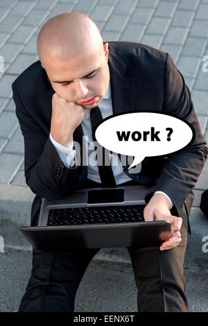 Geschäftsmann oder Banker arbeiten mit Laptop außerhalb des Flughafens oder zeitgenössische Gebäude Stockfoto