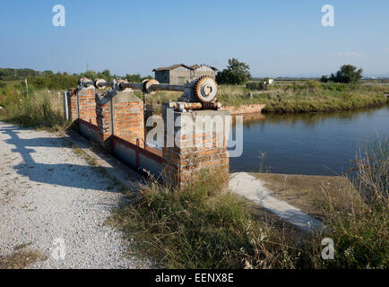 Entwässerungskanal, Salina di Cervia Nature Reserve, Emilia Romagna, Italien Stockfoto