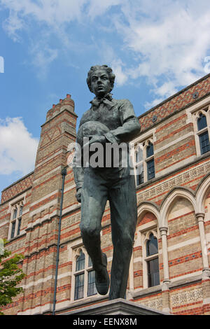 Statue von William Webb Ellis außerschulischen Rugby, Warwickshire Stockfoto