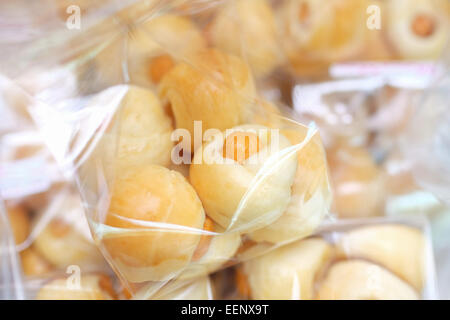 Brot mit Wurst in Plastiktüte Stockfoto