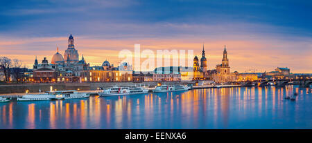 Dresden.  Panorama-Bild von Dresden, Deutschland während des Sonnenuntergangs mit Elbe Fluss im Vordergrund. Stockfoto