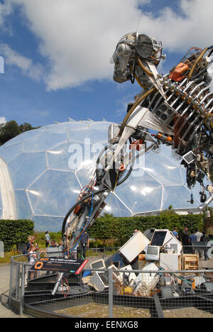 Eden Project, Cornwall, UK.  Riesige Roboter Figur geformt von Elektro-Altgeräten. Stockfoto