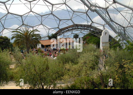 Eden Project, Cornwall, UK.  Mediterrane Biom. Innenaufnahme mit Café, typisch mediterrane Vegetation und kleine Kirche. Stockfoto