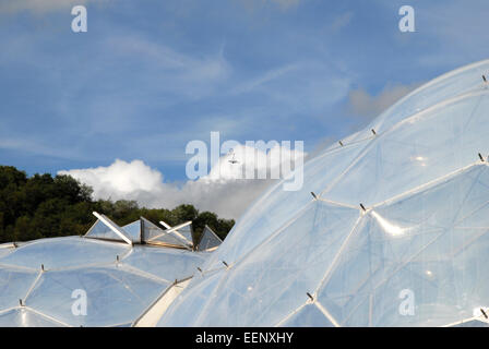 Eden Project, Cornwall, UK, mit Besucher fliegen über die Biome auf der Seilrutsche Stockfoto