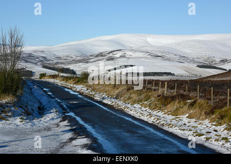 Die braunen und weißen Caterthuns Eisenzeit Wallburgen, mit Blick auf Strathmore, Brechin, Angus, Schottland. Stockfoto