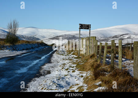 Die braunen und weißen Caterthuns Eisenzeit Wallburgen, mit Blick auf Strathmore, Brechin, Angus, Schottland. Stockfoto