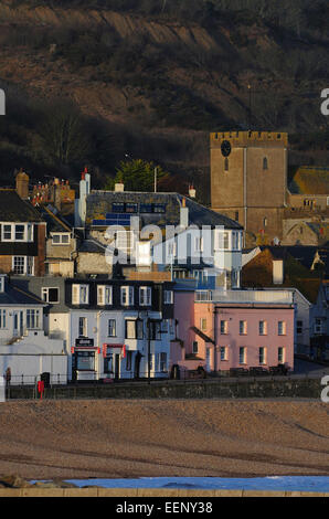 Ein Blick auf Lyme Regis mit den Klippen hinter Dorset UK Stockfoto