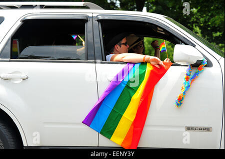 Menschen feiern auf der CSD-Parade in London, Ontario im Jahr 2014 statt. Stockfoto