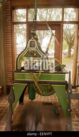 Der Glockenturm wurde errichtet, um die Uhr zu bewahren, die einst auf der alten Alachua County Courthouse, Gainesville, FL. Stockfoto