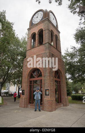 Der Glockenturm wurde errichtet, um die Uhr zu bewahren, die einst auf der alten Alachua County Courthouse, Gainesville, FL. Stockfoto