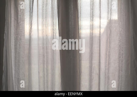 Blick auf Vorhänge und Fenster, Tageszeit, Dorf außerhalb. Stockfoto