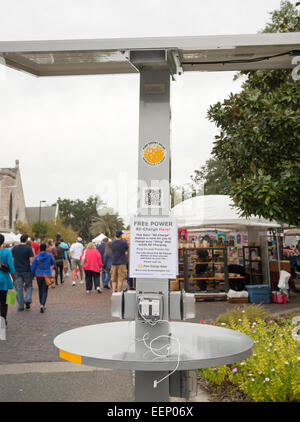 Solarbetriebene neu Ladestation an Downtown Arts Festival in Gainesville, Florida. Stockfoto