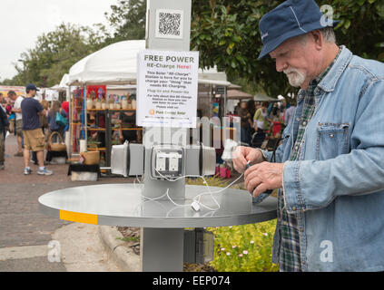 Solarbetriebene neu Ladestation an Downtown Arts Festival in Gainesville, Florida. Stockfoto