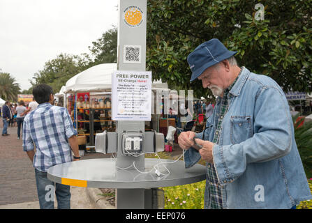 Solarbetriebene neu Ladestation an Downtown Arts Festival in Gainesville, Florida. Stockfoto