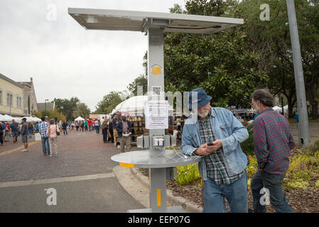 Solarbetriebene neu Ladestation an Downtown Arts Festival in Gainesville, Florida. Stockfoto